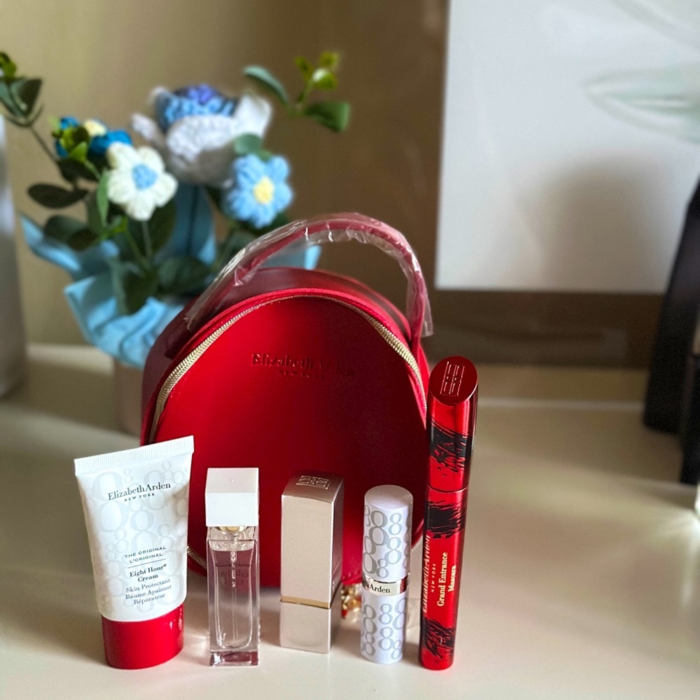 NEW Elizabeth Arden Makeup Gift Set